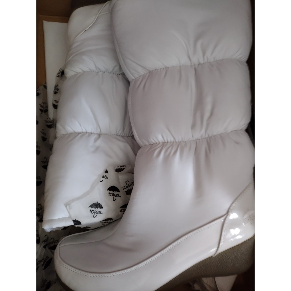 WOMEN TOTES SNOW BOOTS NEVER WORN WITH BOX AND PAPER MICHELLE WHITE 7 MED